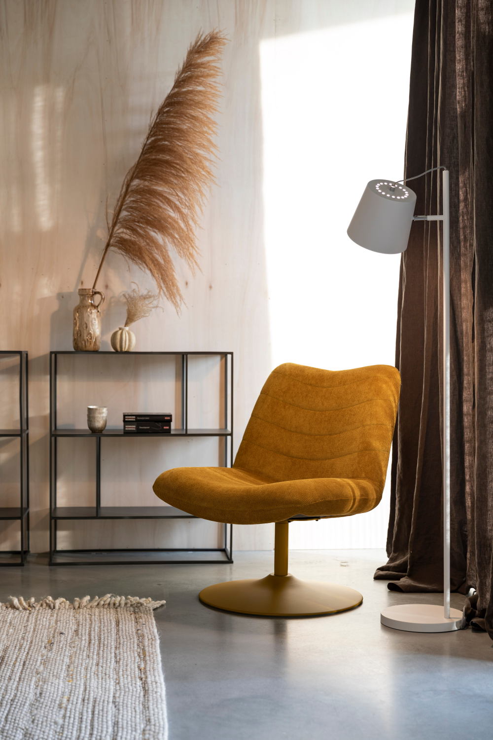 Upholstered Pedestal Lounge Chair | Oroa.com