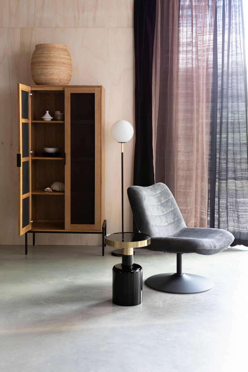 Upholstered Pedestal Lounge Chair | Oroa.com