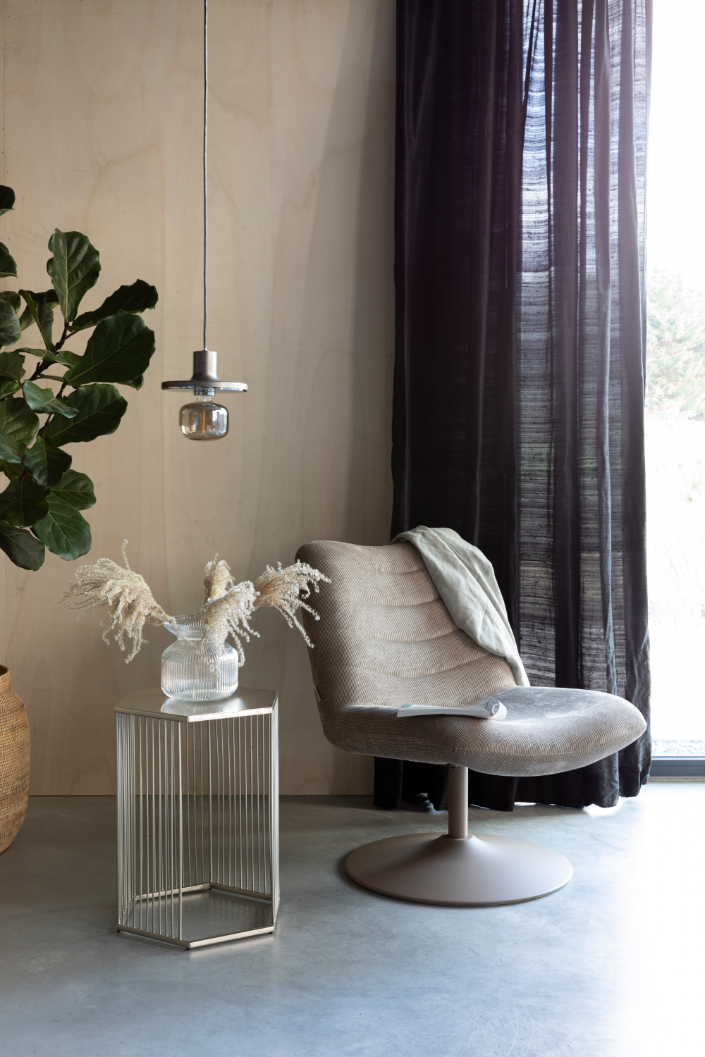 Upholstered Pedestal Lounge Chair | Zuiver Bubba | OROA.com