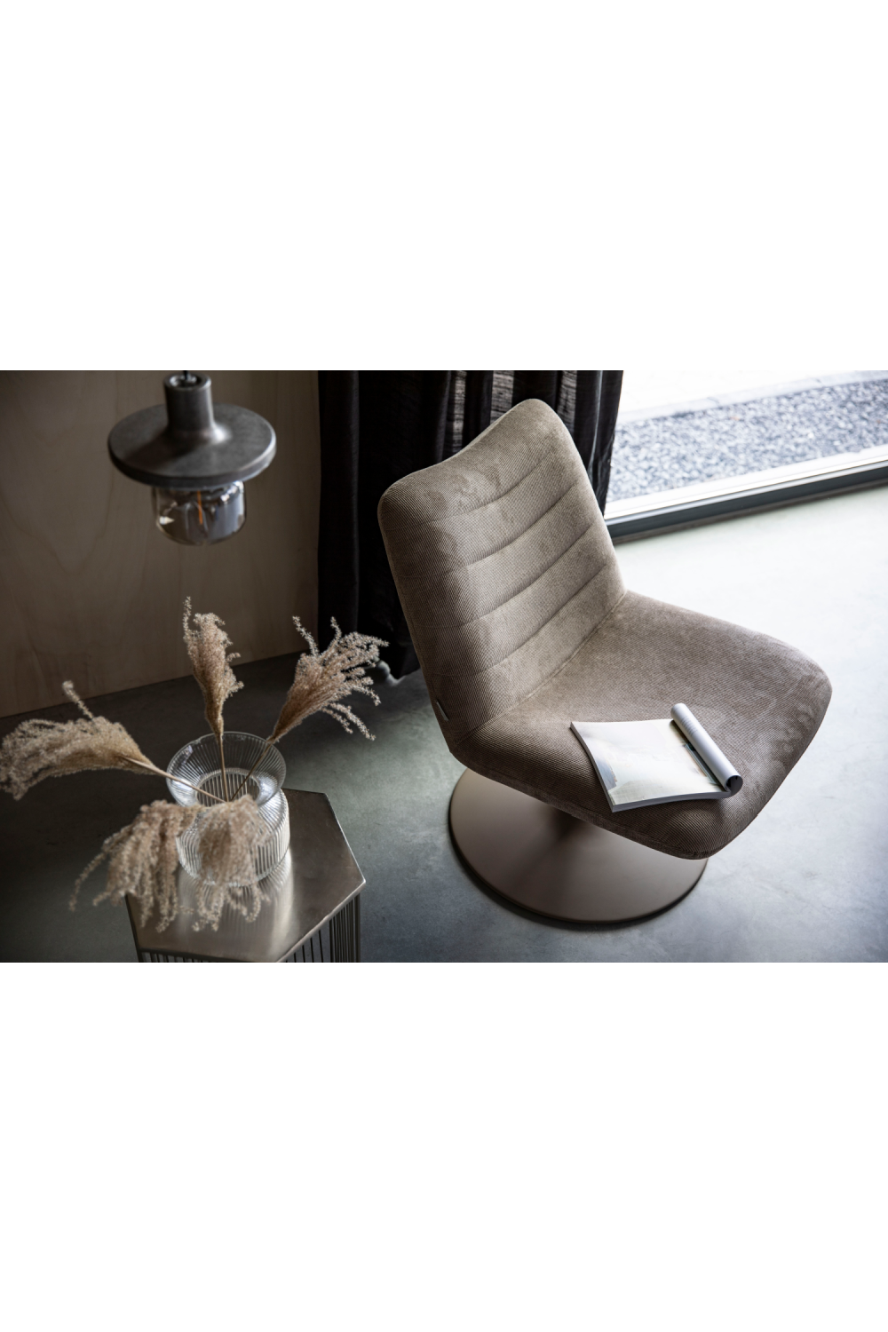 Upholstered Pedestal Lounge Chair | Oroa.com
