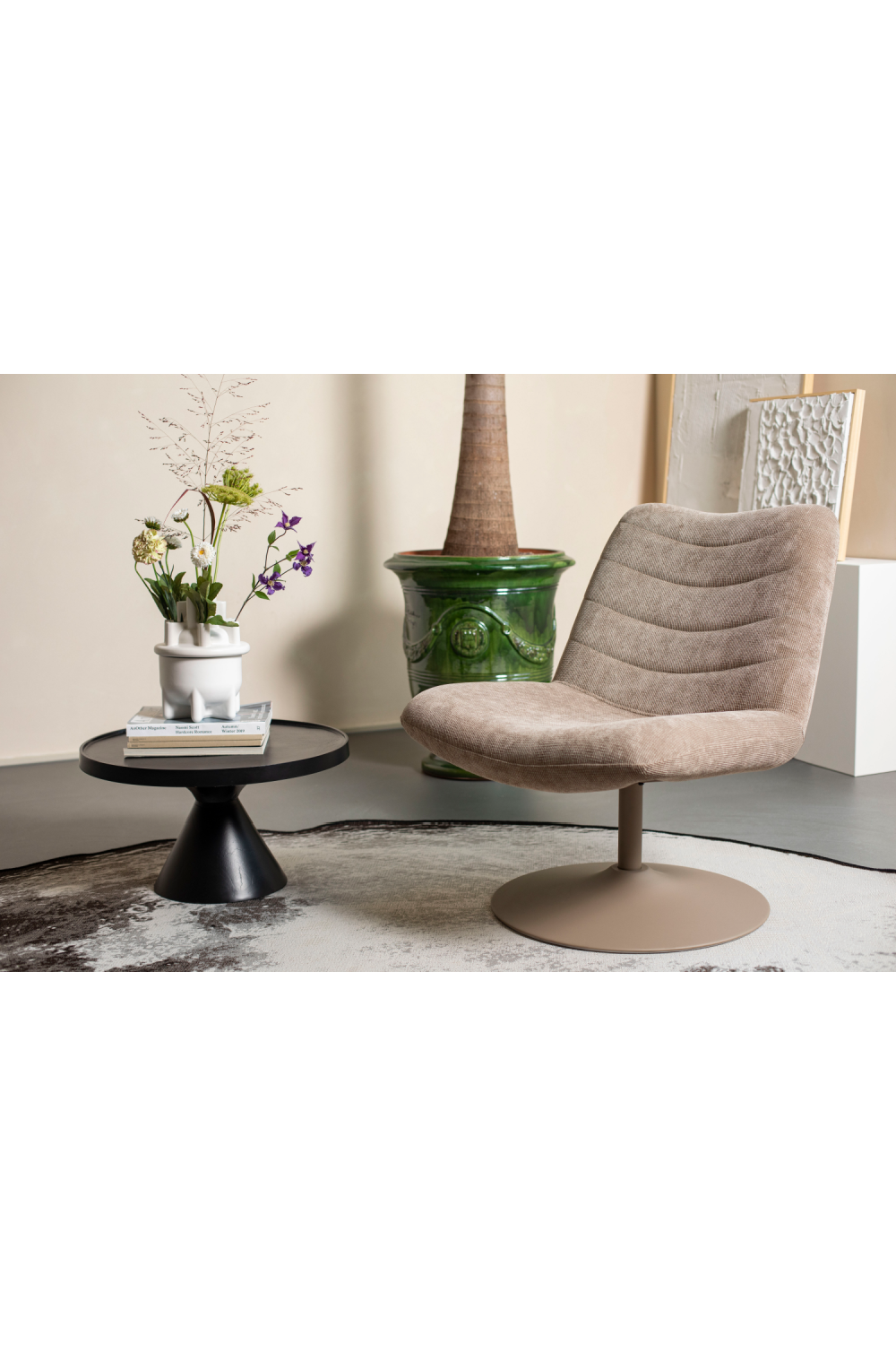 Upholstered Pedestal Lounge Chair | Zuiver Bubba | OROA.com