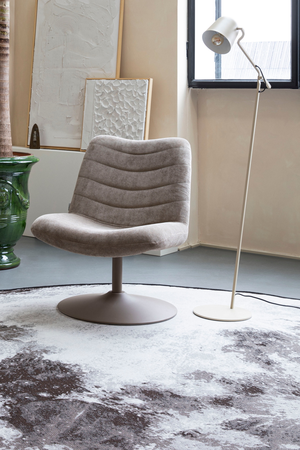 Upholstered Pedestal Lounge Chair | Oroa.com