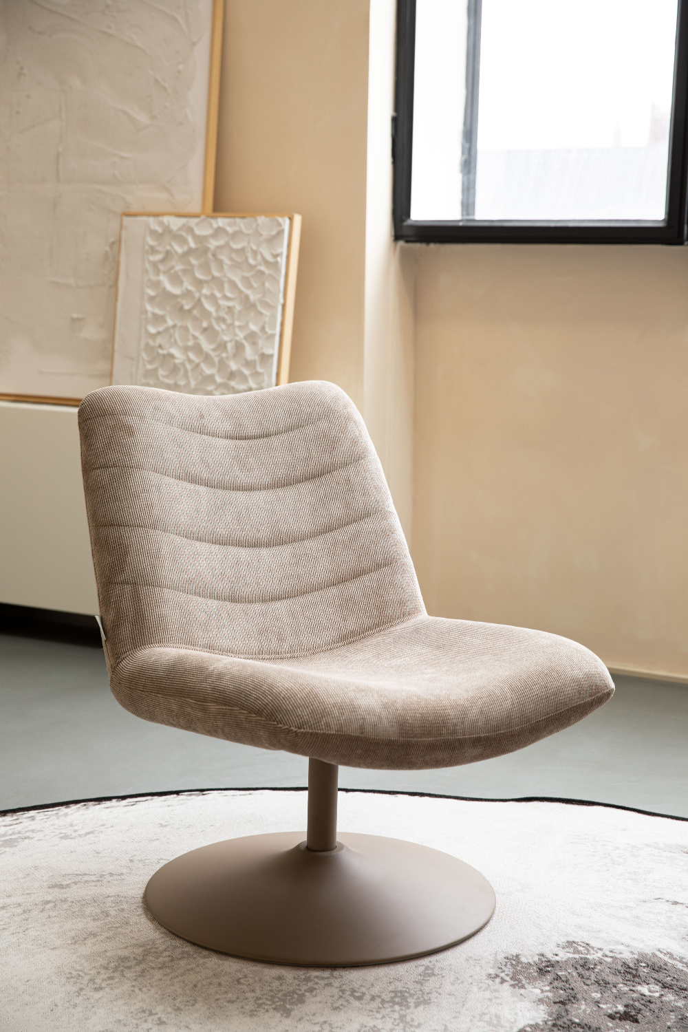 Upholstered Pedestal Lounge Chair | Oroa.com