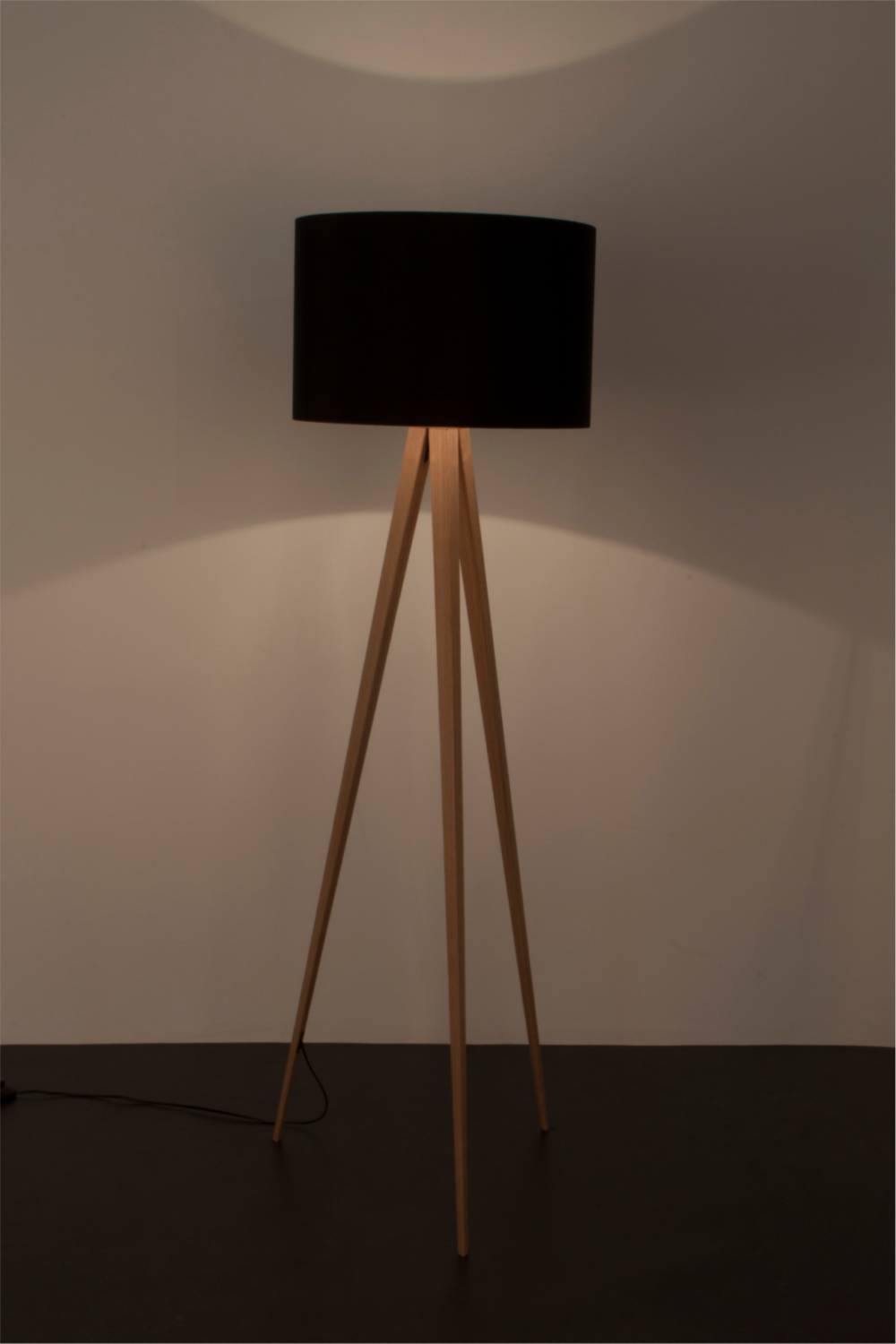 Wooden Leg Floor Lamp | Oroa.com