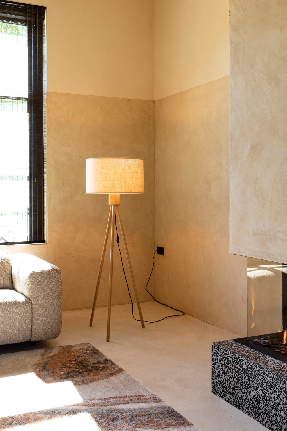 Minimalist Tripod Floor Lamp | Zuiver Fan | OROA.com