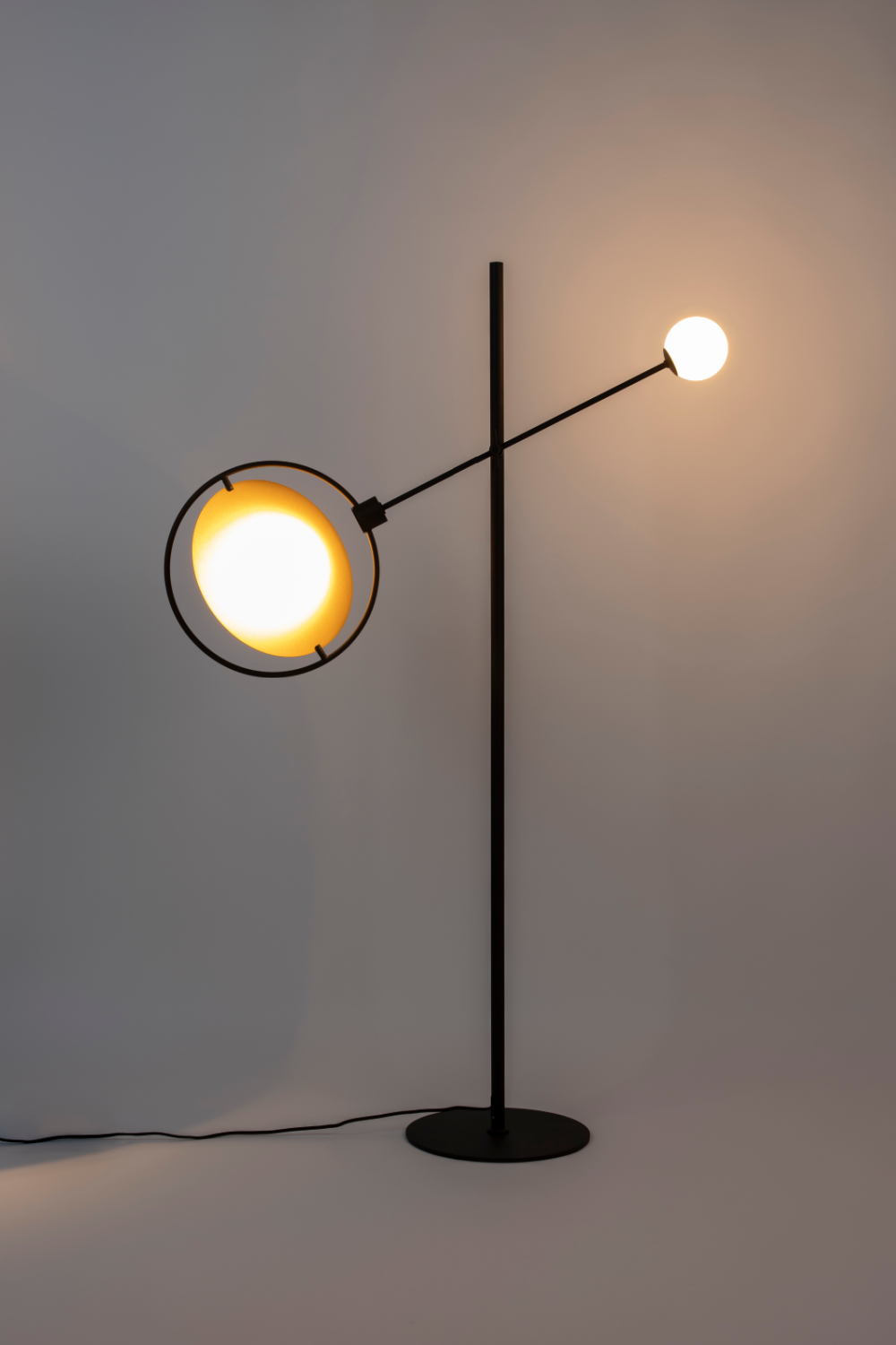 Gold Accent Floor Lamp | Zuiver Sirius | Oroatrade.com