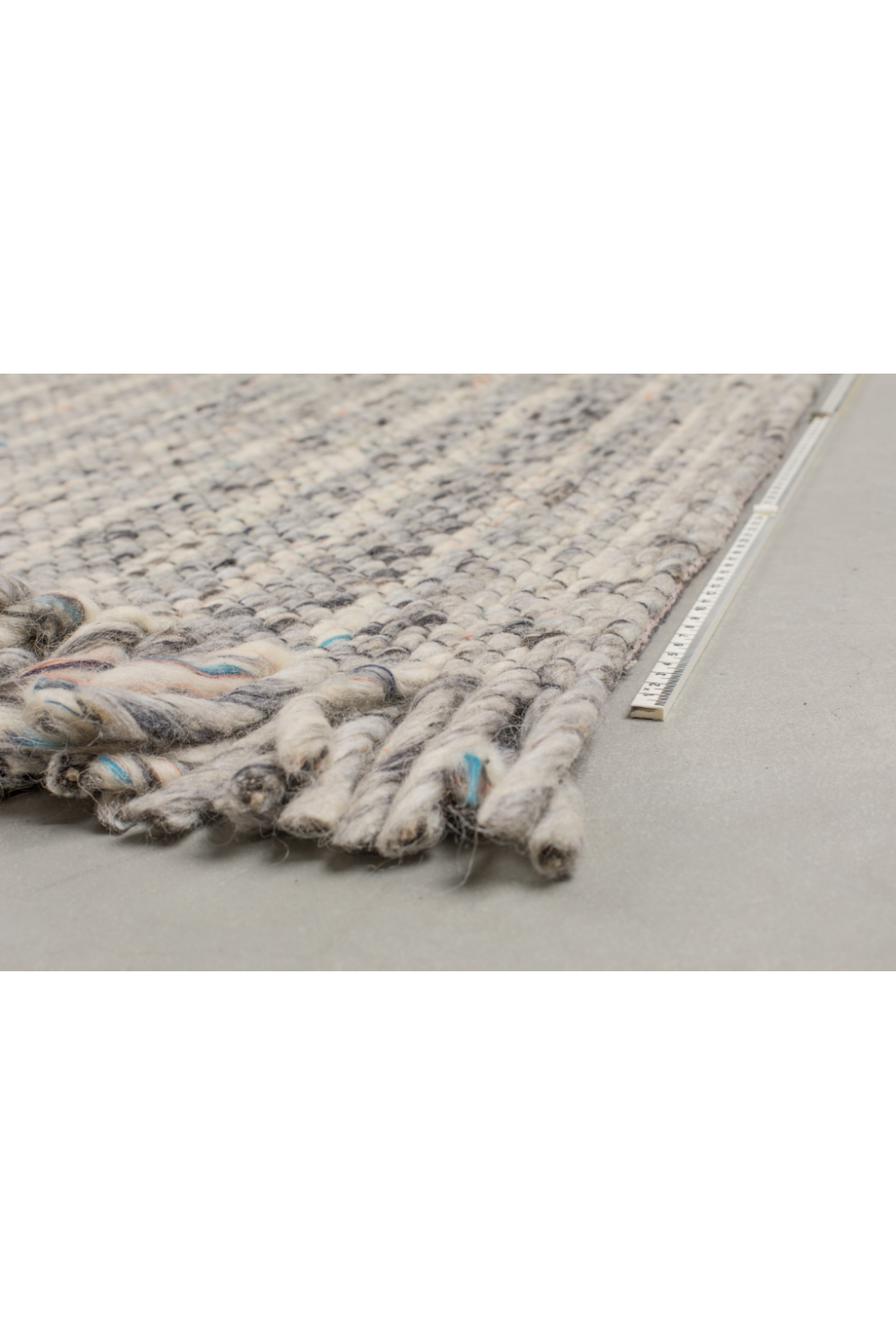 Handwoven Woolen Strands Carpet 5' x 8' | Zuiver Frills | Oroa.com
