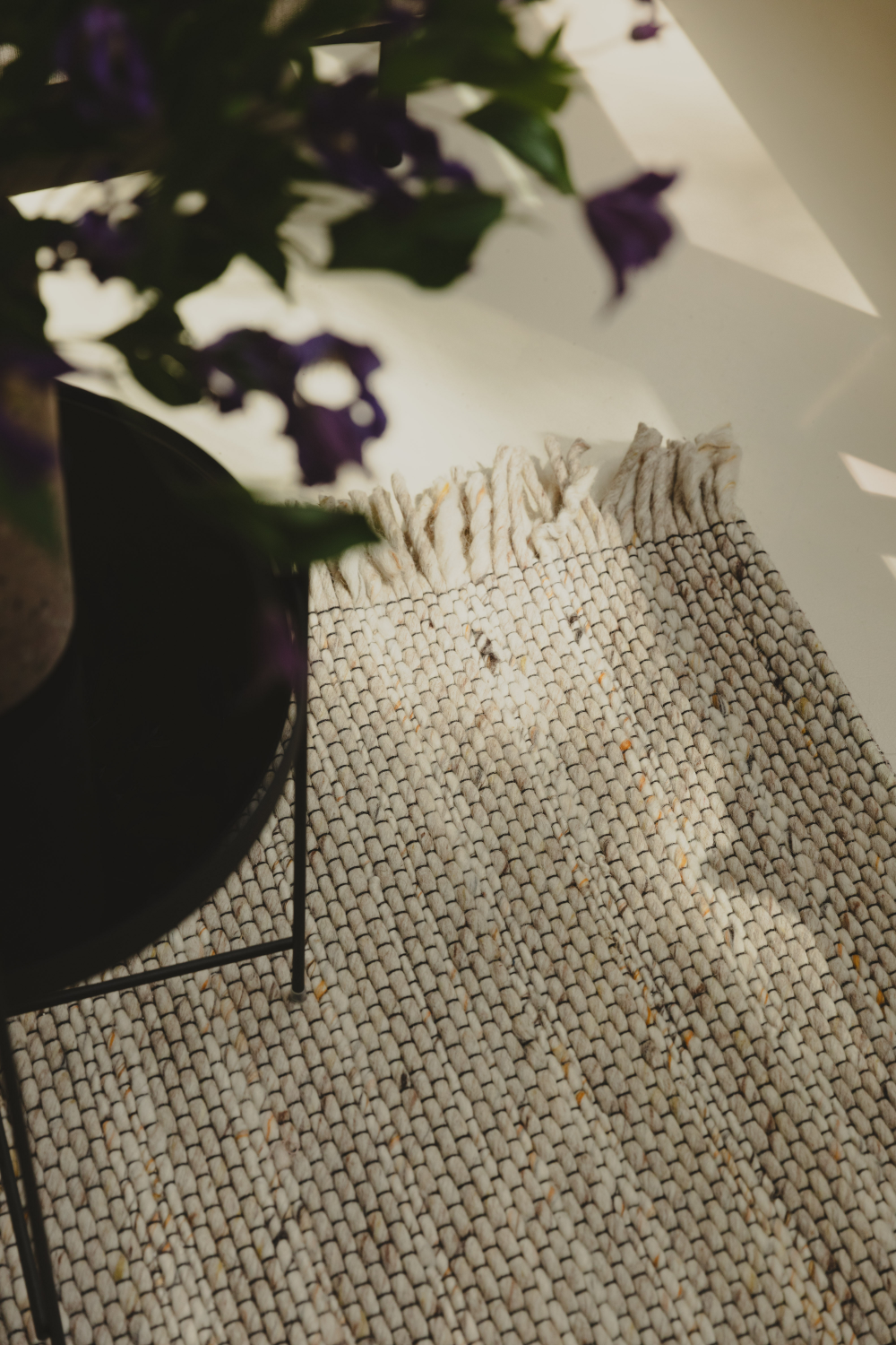 Handwoven Woolen Strands Carpet 5' x 8' | Zuiver Frills | Oroa.com