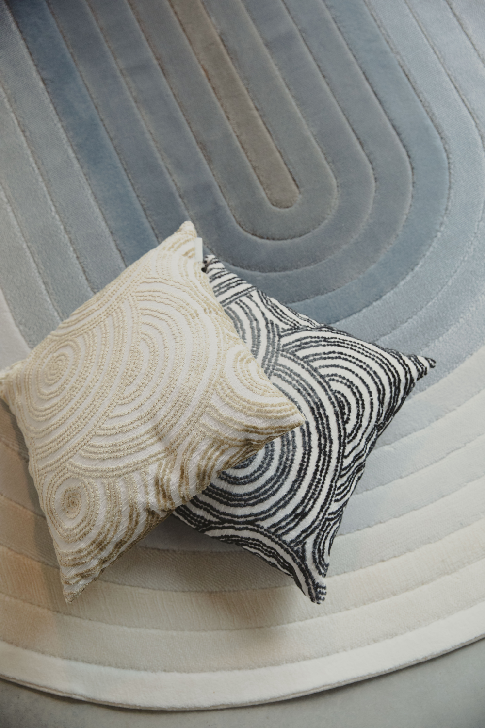 Oval Woven Rug 5' x 7'5" | Zuiver Olympic | OROA.com