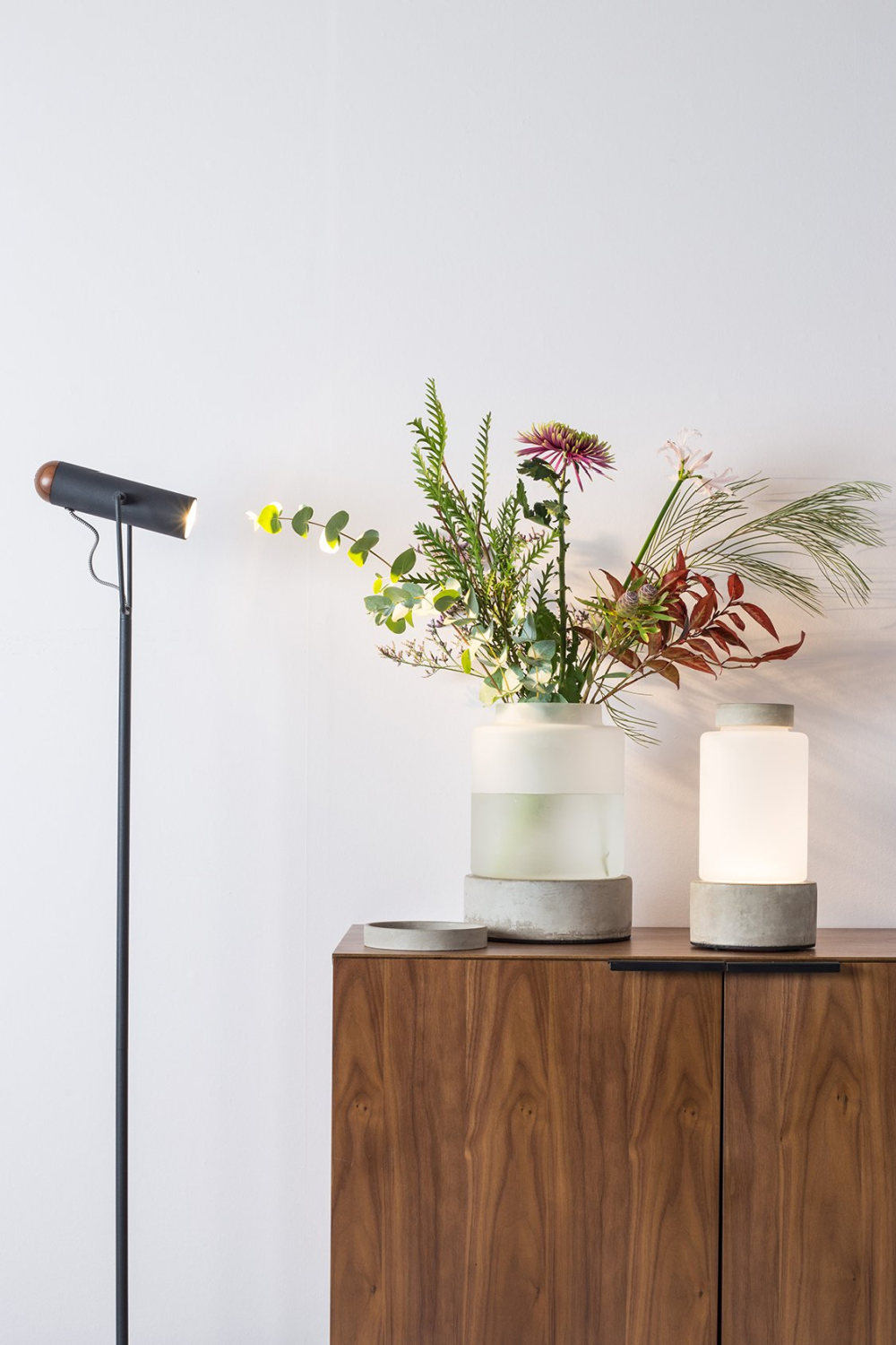 Frosted Glass Vase LED Lamp (L) | Zuiver Reina | OROA.com