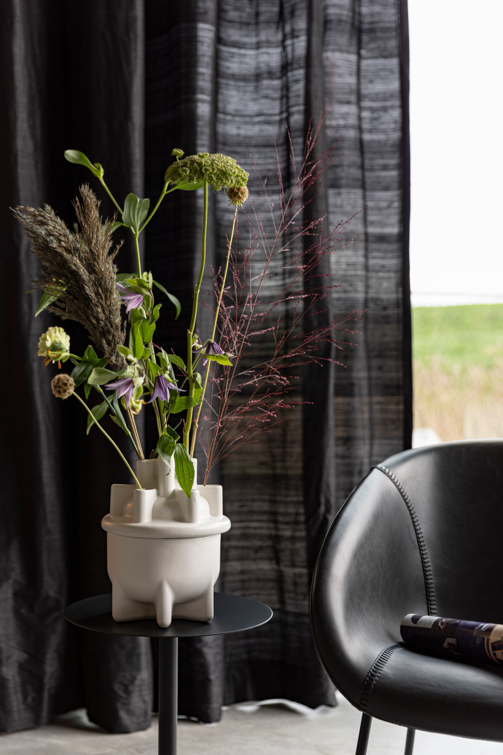 White Ceramic Modern Vase | Zuiver Bassin | OROA.com