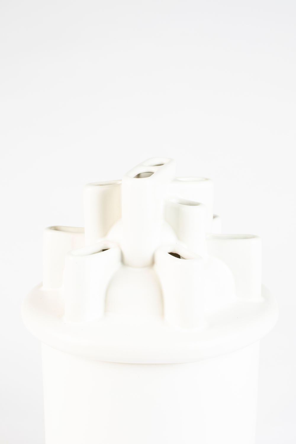 White Ceramic Modern Vase | Zuiver Bassin | OROA.com
