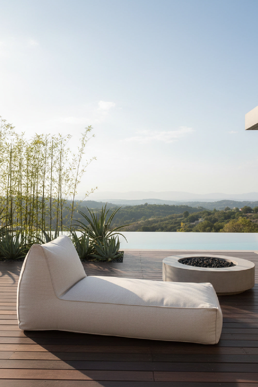 Beige Olefin Outdoor Chaise Lounge | OROA Modern Kalm | Oroa.com