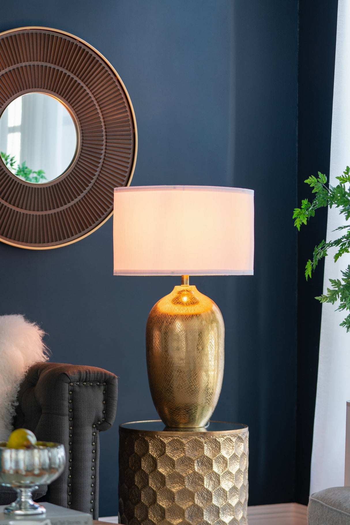Round Aluminum Sheet Gold Table Lamp with White Fabric Shade