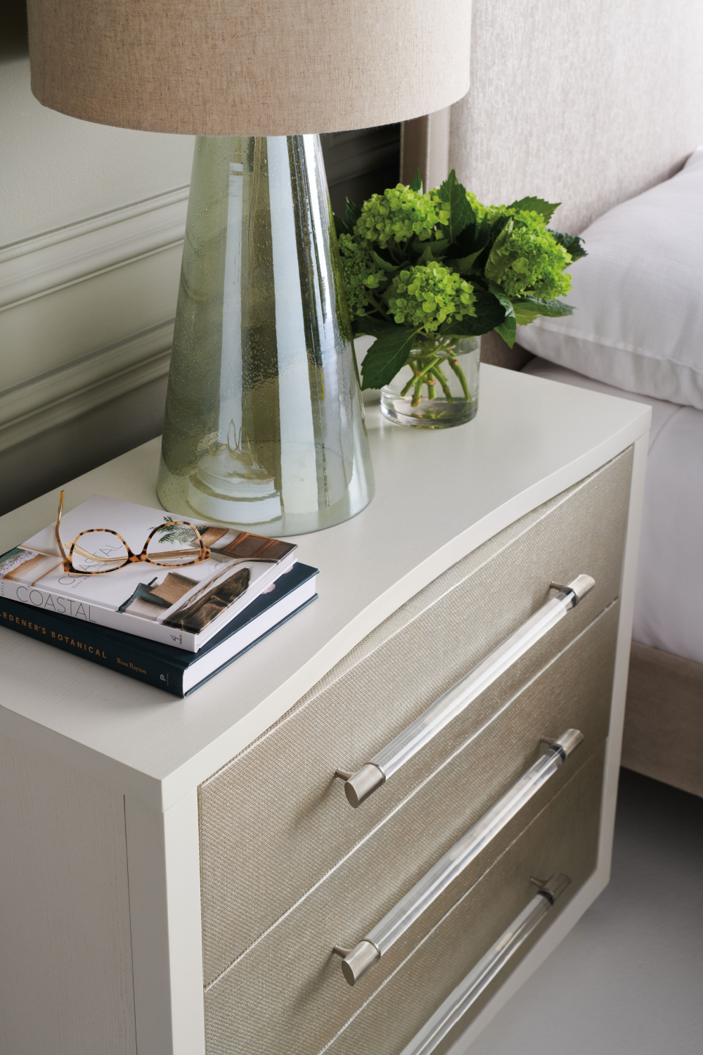 White 3-Drawer Nightstand | Oroa.com