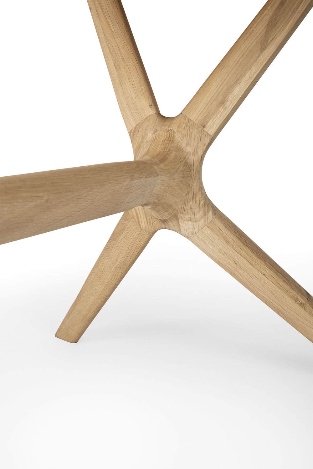Cross Leg Oak Dining Table | Ethnicraft Oak | OROA.COM