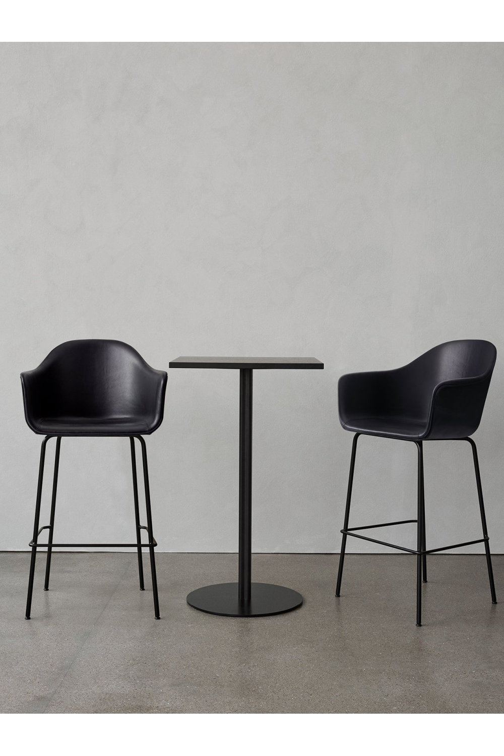 Round Base Column Bar Table | Audo Copenhagen Harbour | Oroa.com