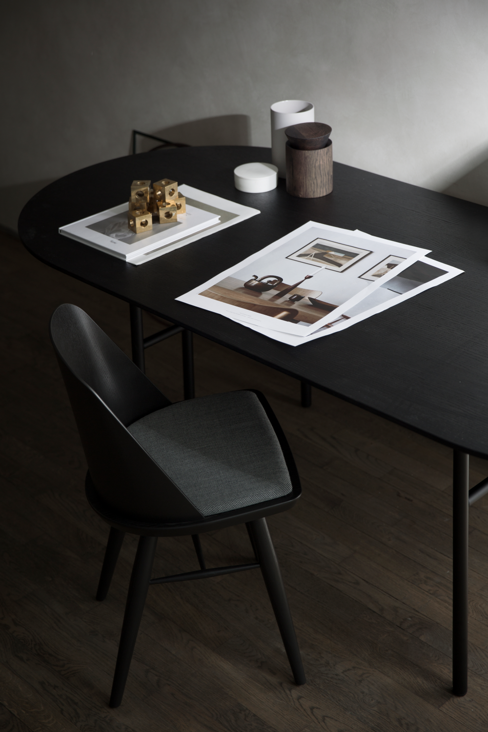 Round Minimalist Dining Table | Audo Copenhagen Snaregade | Oroa.com