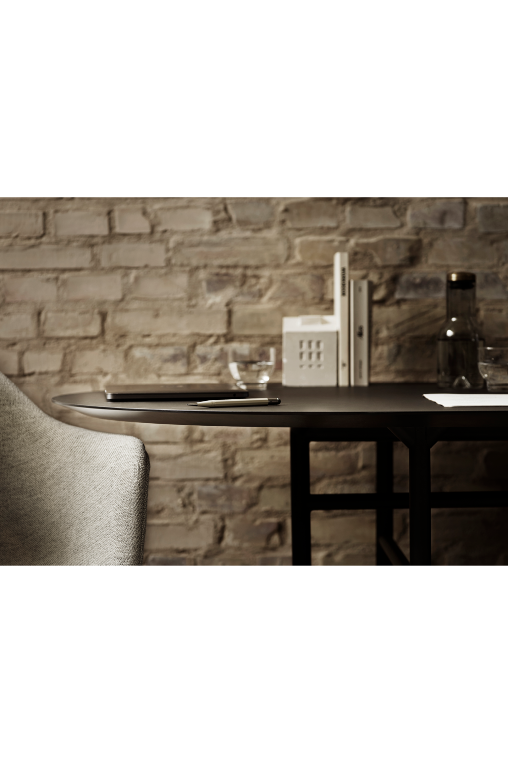 Round Minimalist Dining Table | Audo Copenhagen Snaregade | Oroa.com