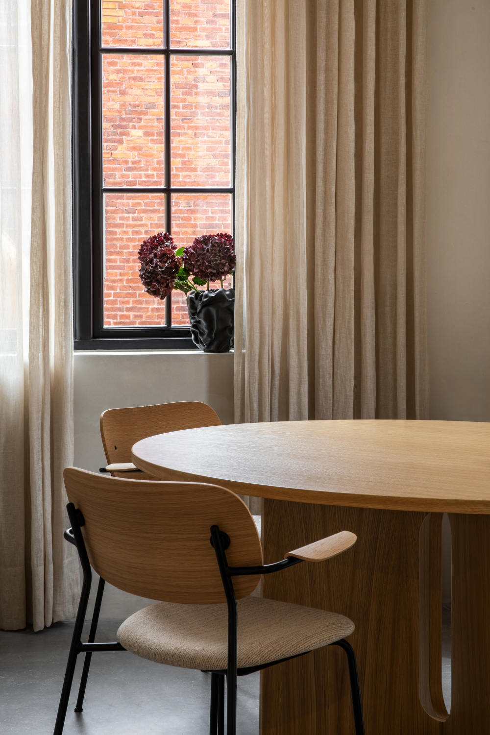 Intersecting-Base Round Dining Table | Audo Copenhagen Androgyne | Oroa.com