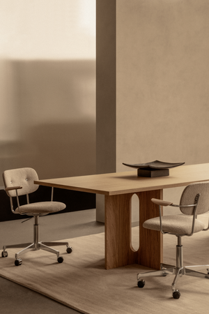 Intersecting-Base Oak Dining Table | Audo Copenhagen Androgyne | Oroa.com