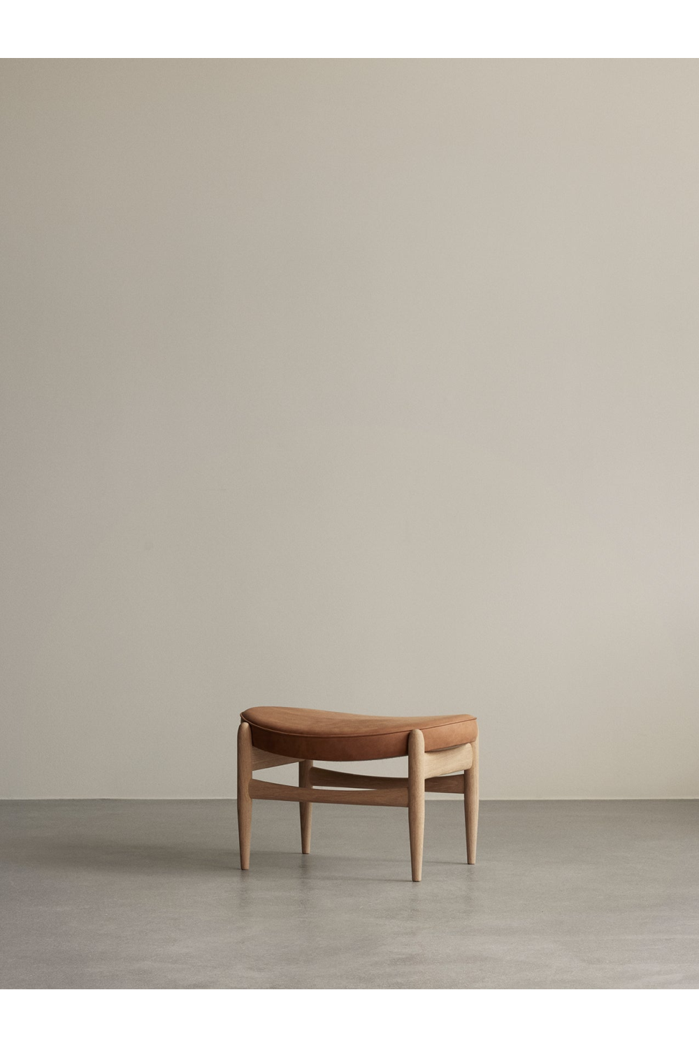 Wooden Base Padded Ottoman | Audo Copenhagen Elizabeth | Oroa.com