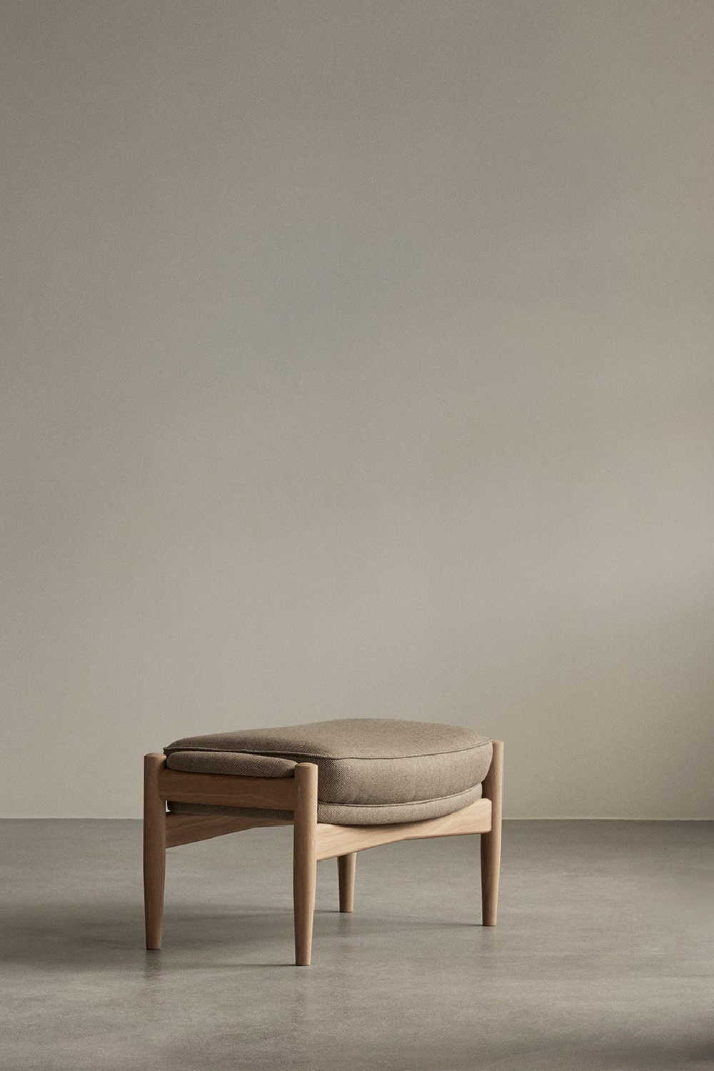 Wooden Leg Padded Ottoman | Audo Copenhagen The Seal