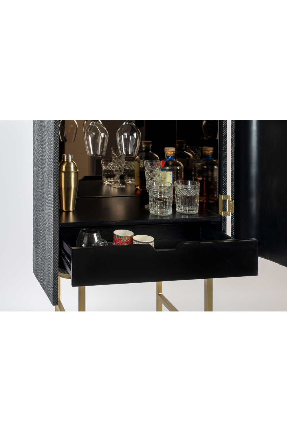 2-Door Mirrored Wine Cabinet | Bold Monkey Ava Morgana | Oroa.com