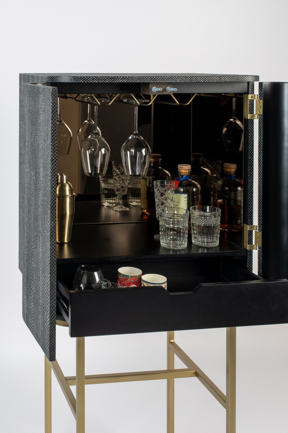 2-Door Mirrored Wine Cabinet | Bold Monkey Ava Morgana | Oroa.com