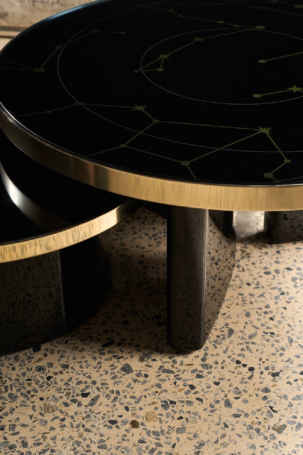 Black Round Coffee Table | Caracole Umbra | Oroa.com