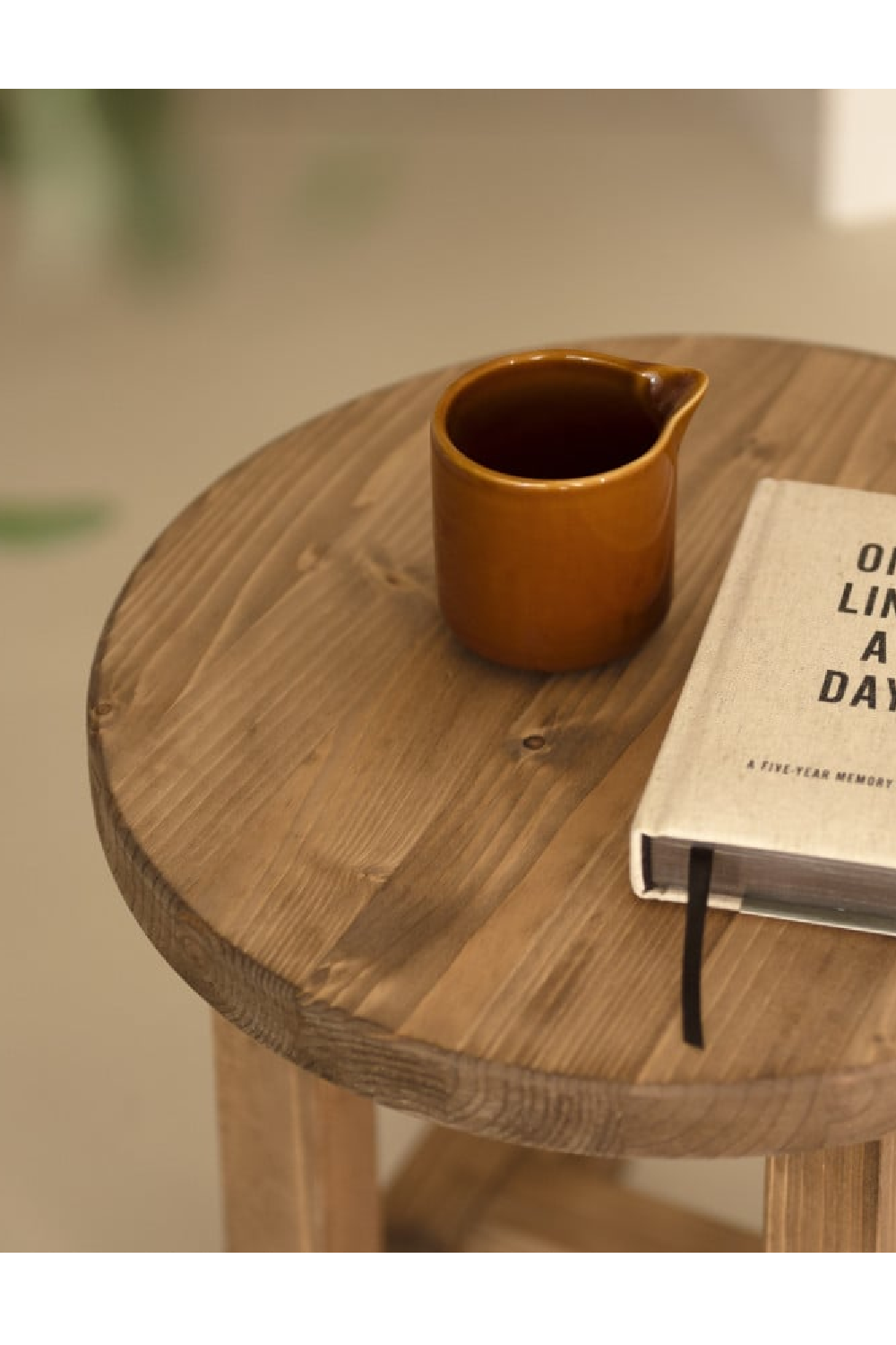 Round Wooden Bedside Table | Decowood Olivia | Oroa.com