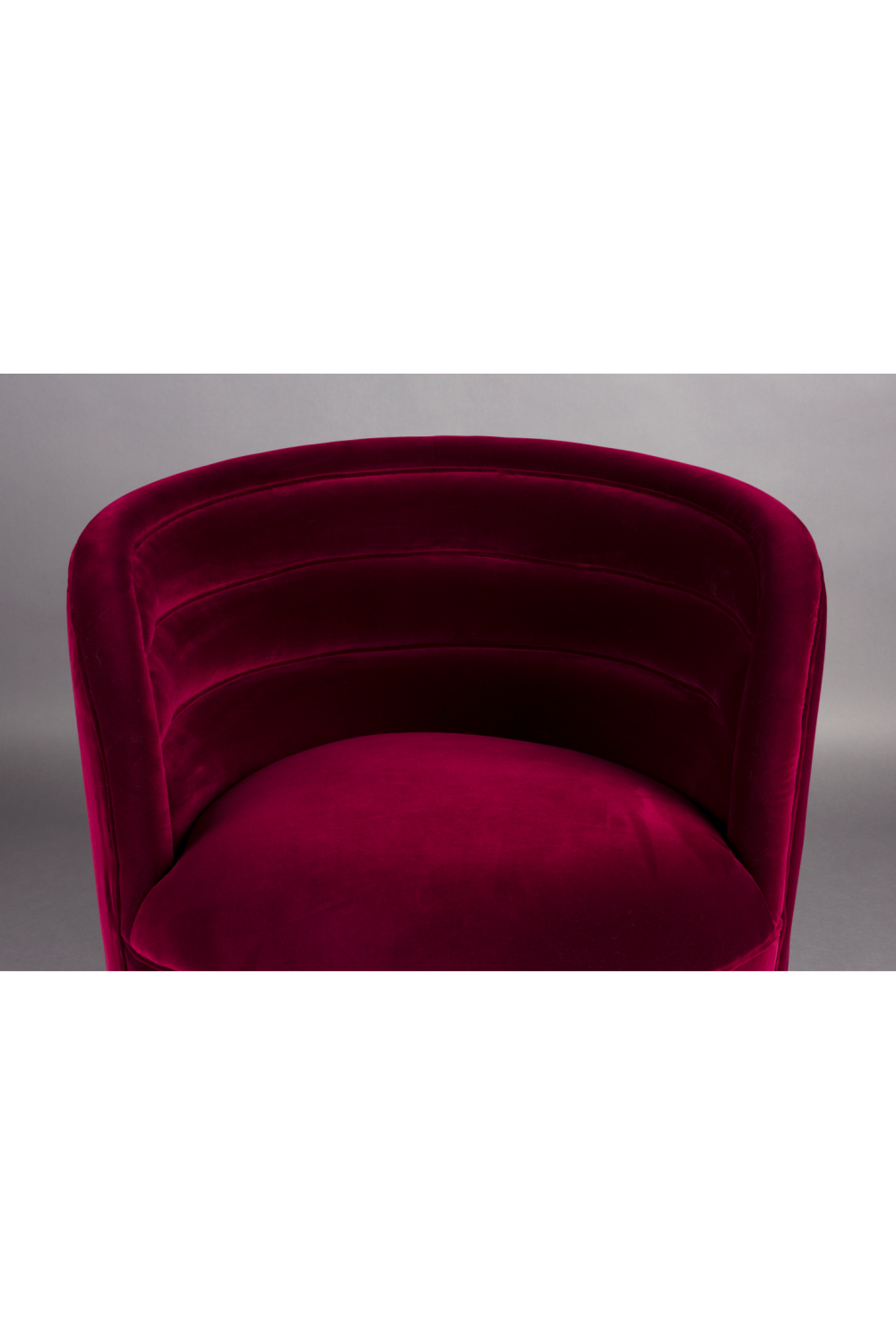 Red Velvet Swivel Lounge Chair | Dutchbone Dorothy | Oroa.com