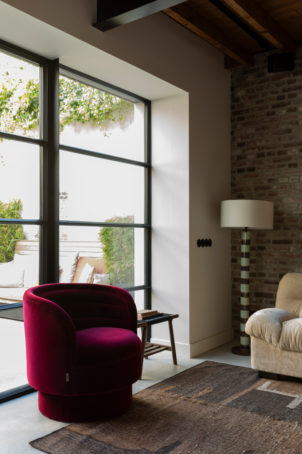 Red Velvet Swivel Lounge Chair | Dutchbone Dorothy | Oroa.com