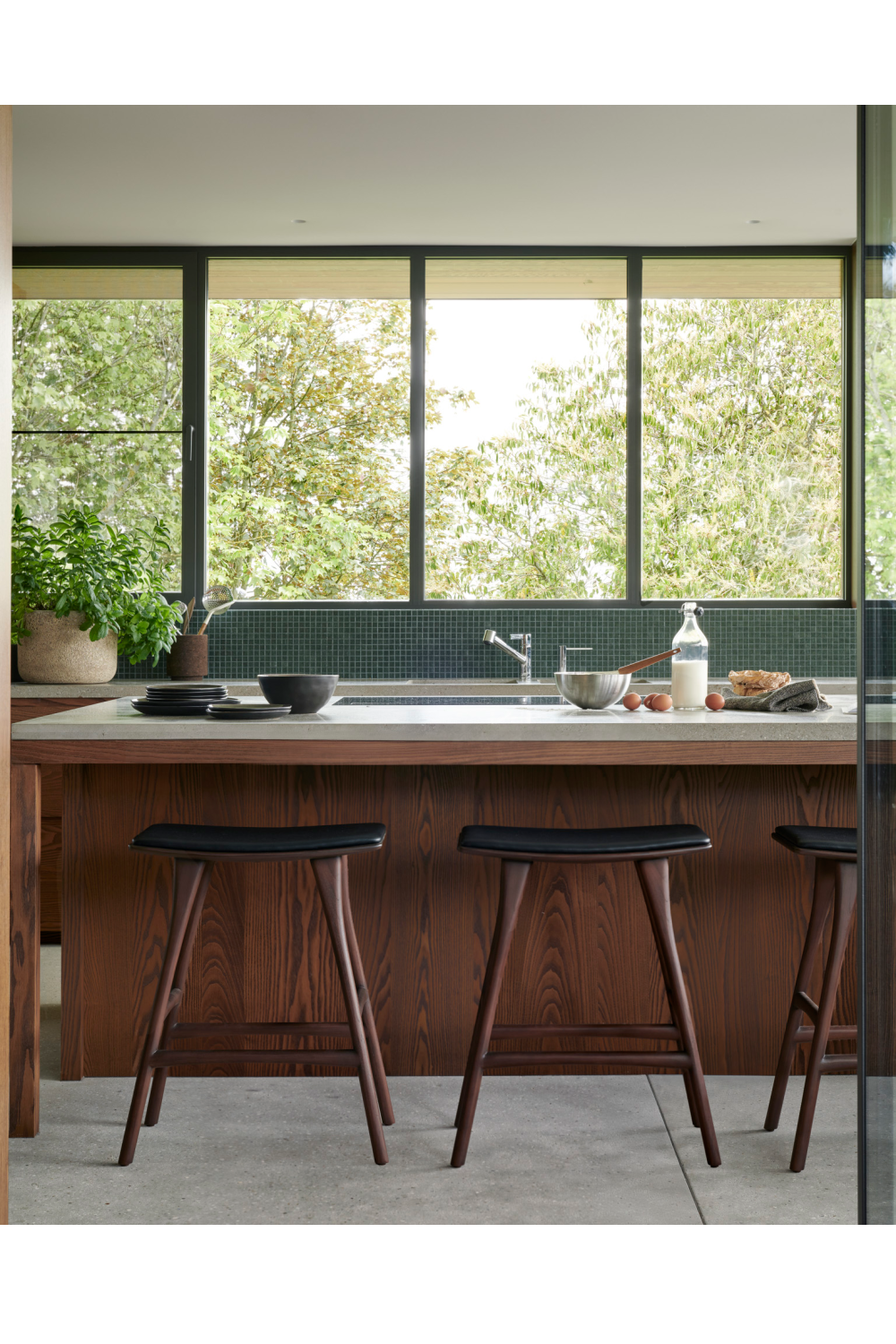 Varnished Teak Counter Stool | Ethnicraft Osso | Oroa.com