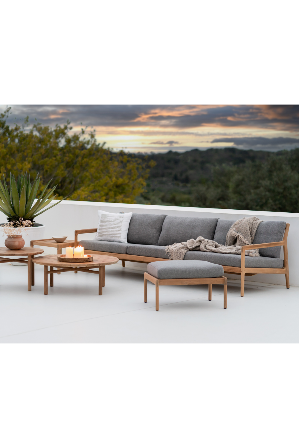 Round Slatted Outdoor Coffee Table | Ethnicraft Quatro