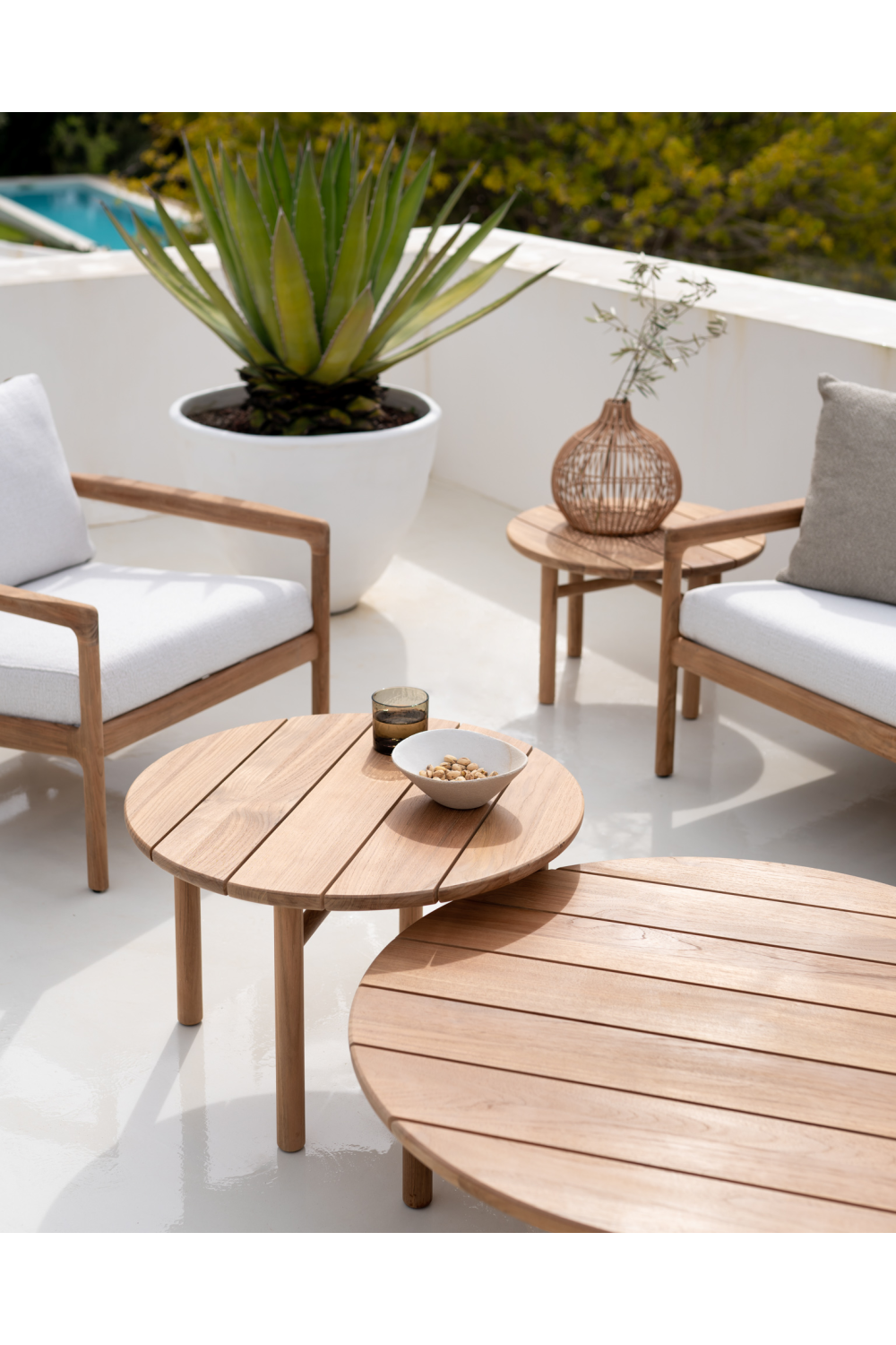 Round Slatted Outdoor Coffee Table | Ethnicraft Quatro