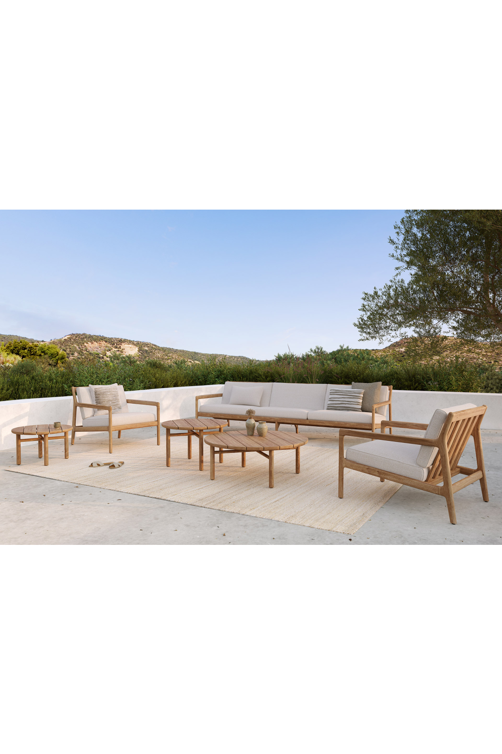 Round Slatted Outdoor Coffee Table | Ethnicraft Quatro | Oroa.com