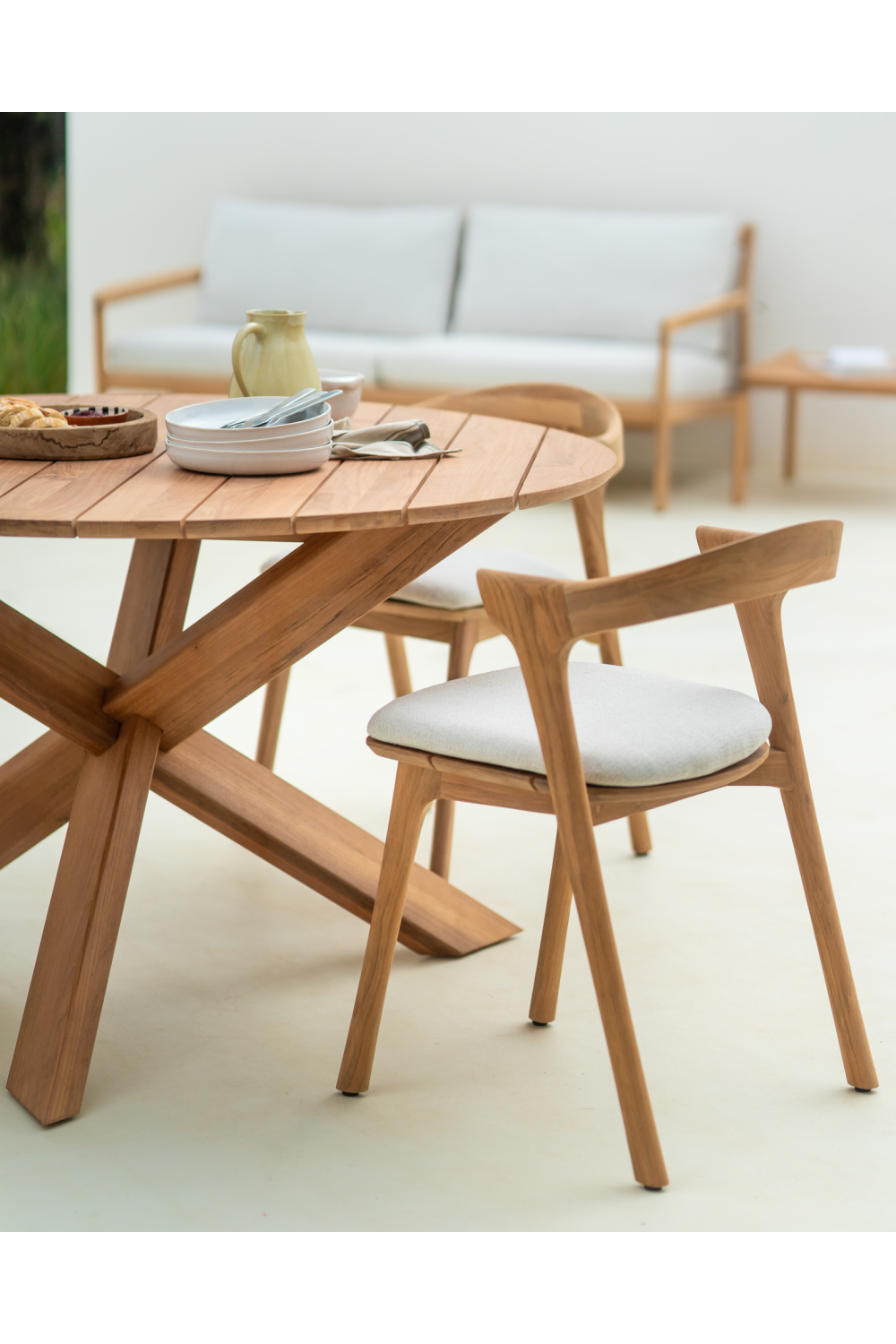 Solid Teak Outdoor Dining Table | Ethnicraft Circle | OROA.com