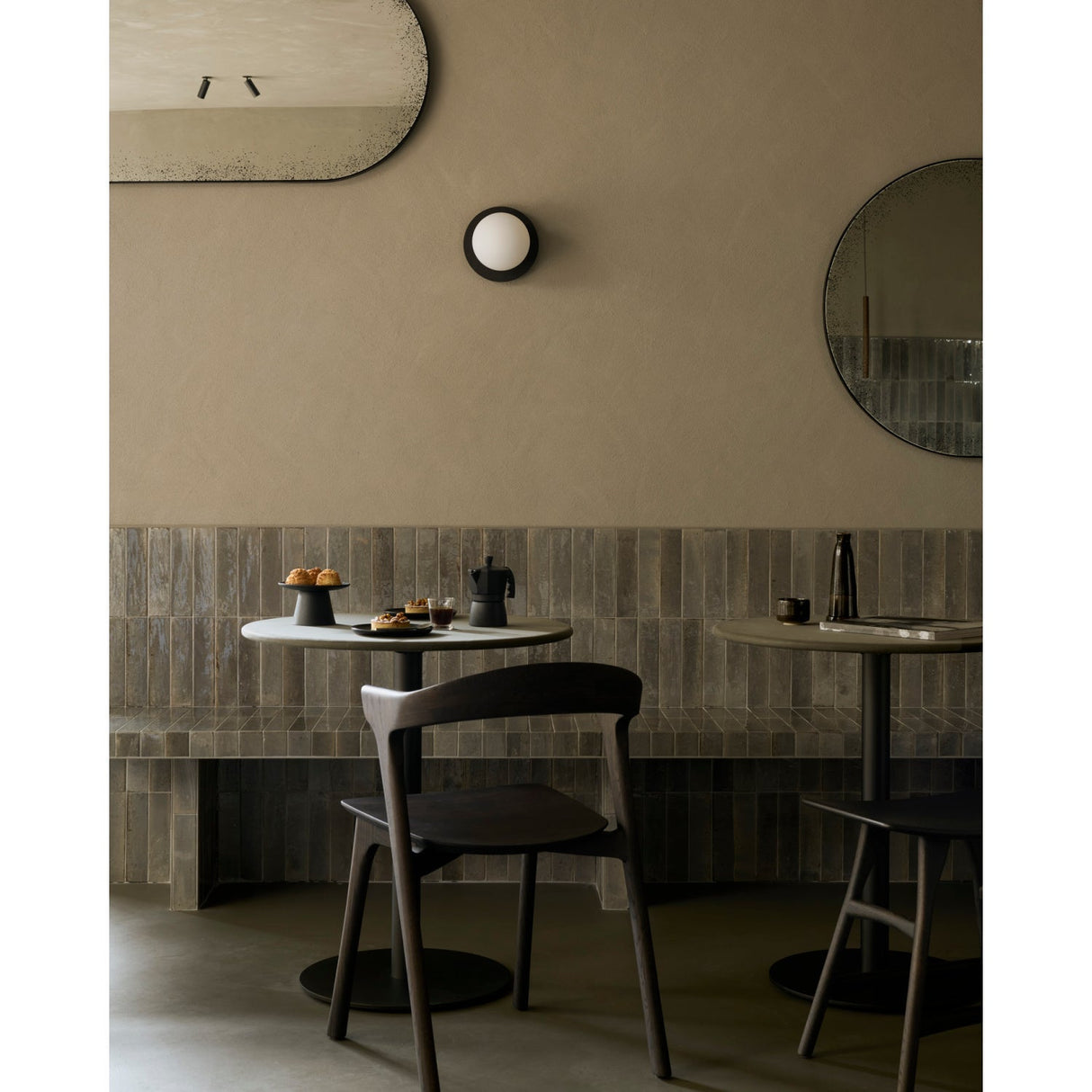Round Pedestal Dining Table | Ethnicraft Blend | Oroa.com