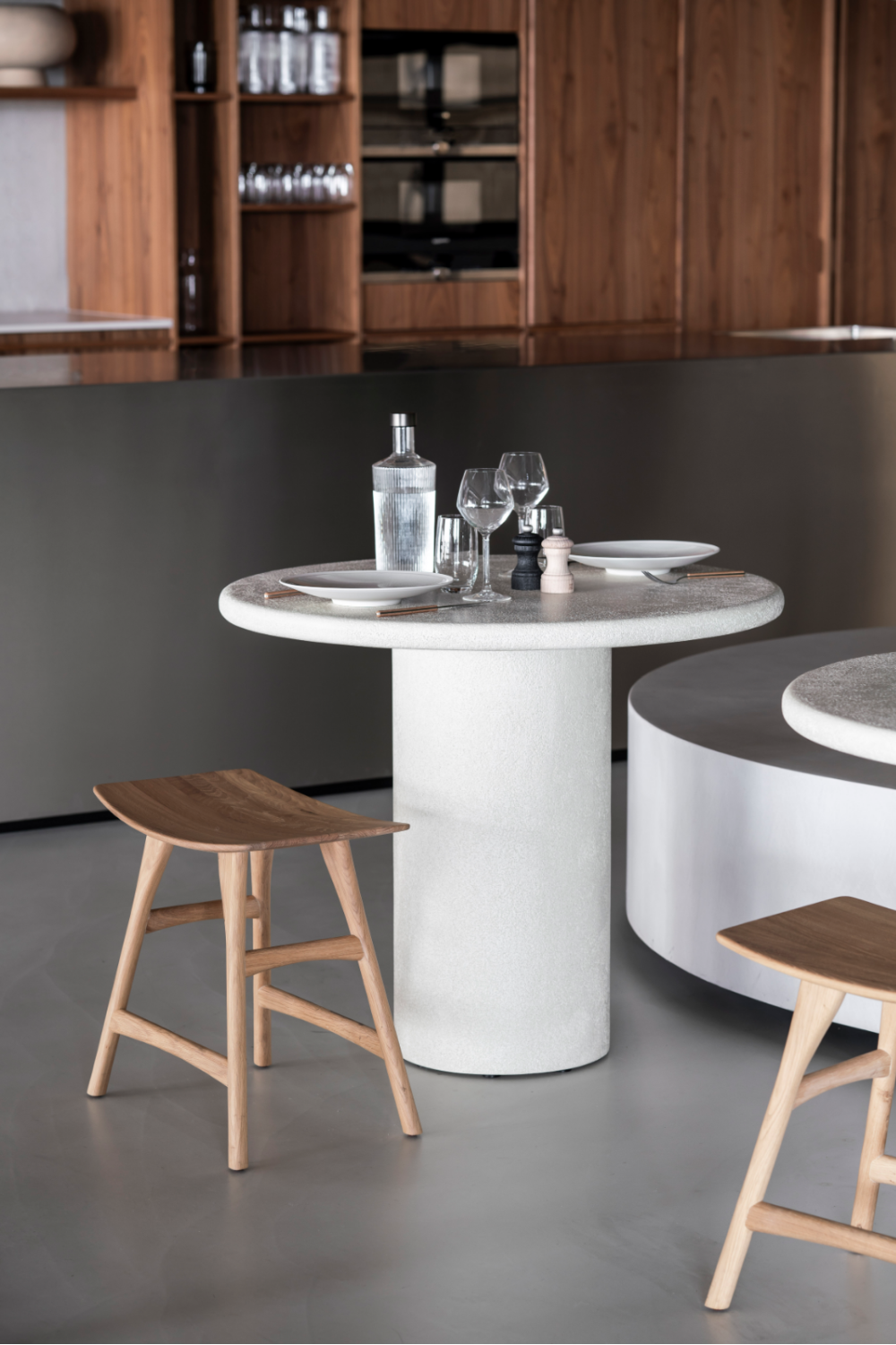 Round Pedestal Dining Table | Ethnicraft Elements | Oroa.com