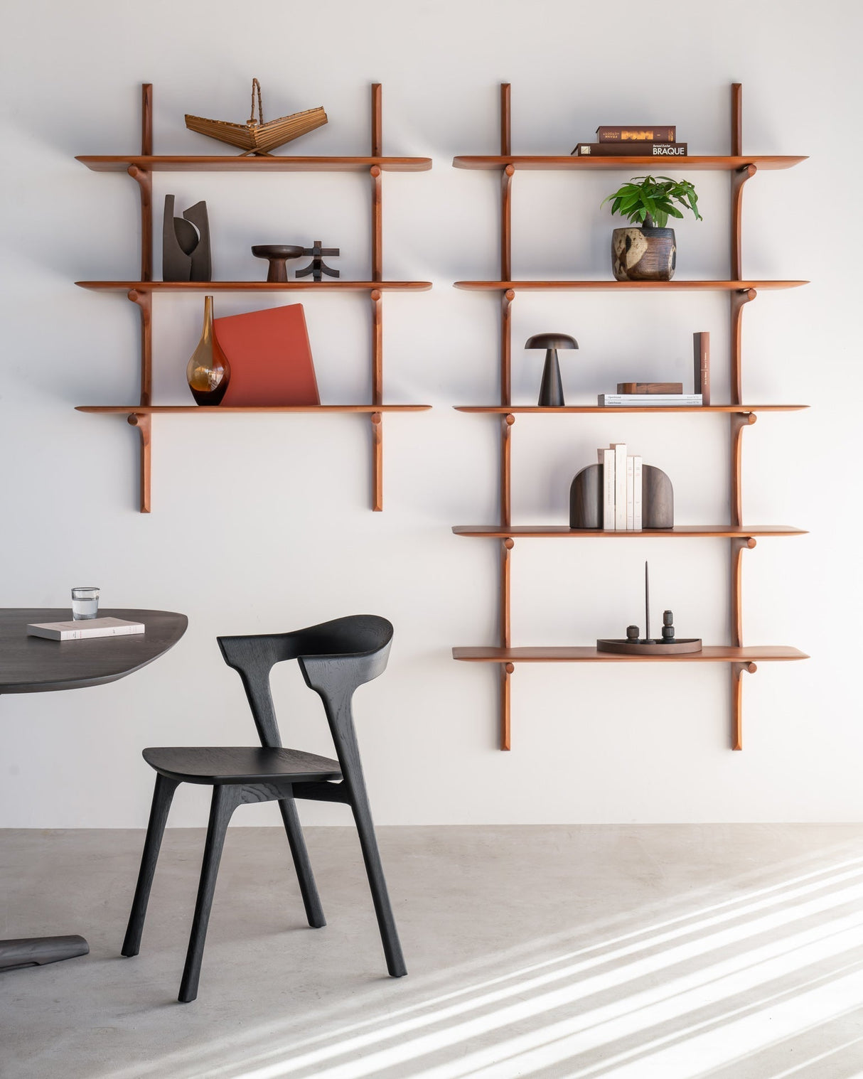 Varnished Mahogany Wall Shelf | Ethnicraft PI | Oroa.com