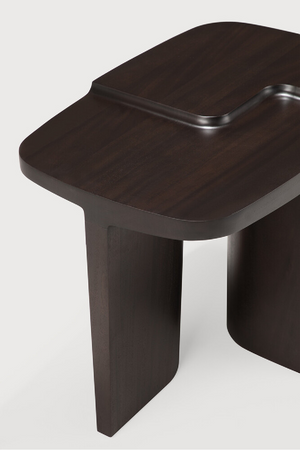 Carved Brown Mahogany Side Table | Ethnicraft Brutalist | Oroa.com