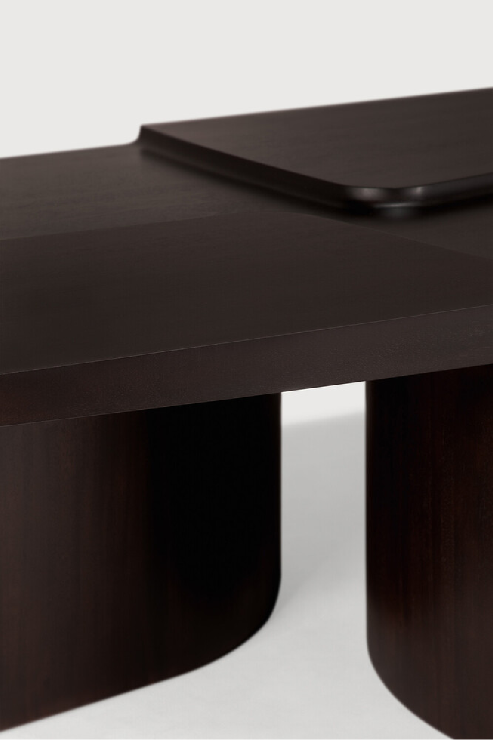 Carved Brown Mahogany Coffee Table | Ethnicraft Brutalist | Oroa.com