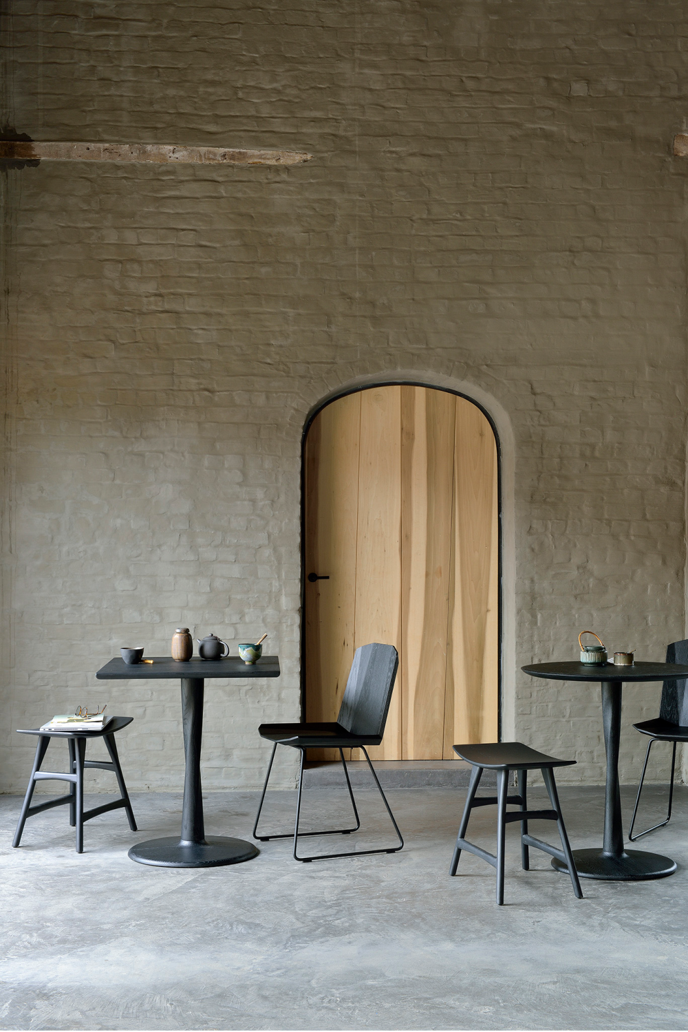 Solid Oak Pedestal Dining Table | Ethnicraft Torsion | Oroa.com