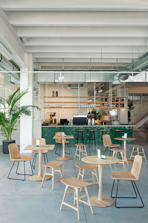 Solid Oak Pedestal Dining Table | Ethnicraft Torsion | Oroa.com