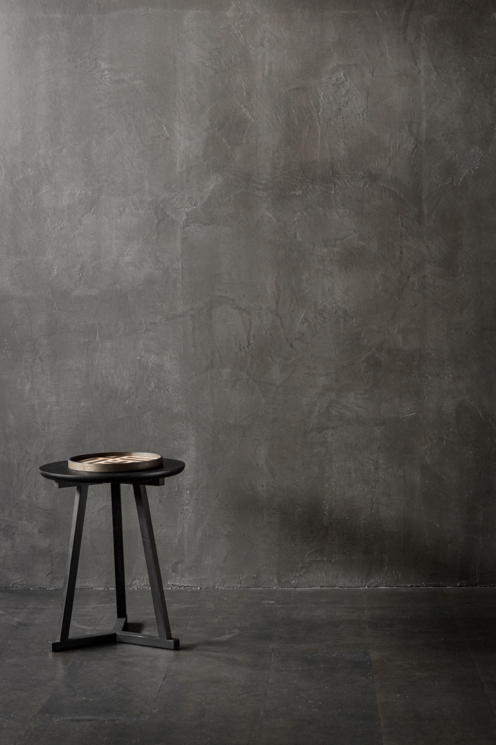 Minimalist Round Side Table | Ethnicraft Tripod | Oroa.com