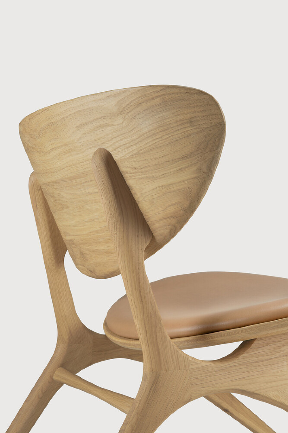 Varnished Oak Leather Lounge Chair | Ethnicraft Eye | Oroa.com