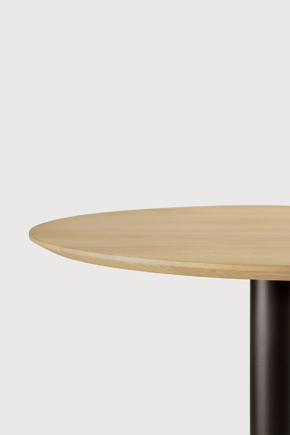 Round Pedestal Dining Table | Ethnicraft Blend | Oroa.com