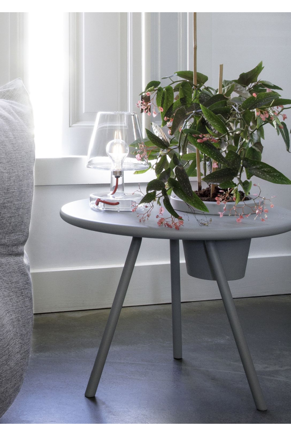 Tripod Outdoor Planter Side Table | Fatboy Bakkes | OROA.com