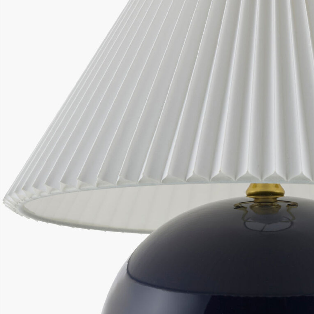   Pleated White Fabric Table Lamp | Oroa.com